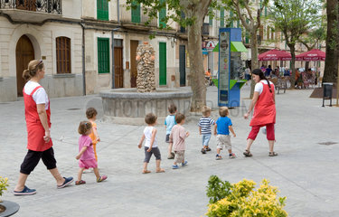 Llucmajor  Mallorca  Spanien  Erzieherinnen bei einem Ausflug mit Kindergartenkindern