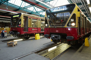 Berlin  Deutschland - Zuege der S-Bahn Berlin aus der Baureihe 480 sind zur Wartung in der Werkstatt