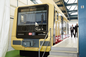 Berlin  Deutschland - Modell im Massstab 1:1 der neuen S-Bahn Baureihe 483