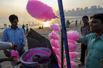Mumbai  Indien  Zuckerwatte am Chowpatty Strand