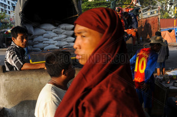 Yangon  Myanmar  Asien  Arbeiter beladen einen LKW mit Reissaecken