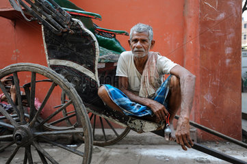 Kolkata  Indien  Asien  Ein Rikschalaeufer in den Strassen von Kolkata
