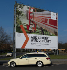 Berlin  Deutschland  Plakat am Rande des Flughafen Tegel
