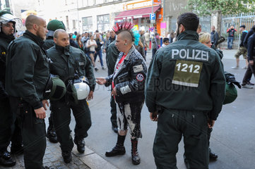Berlin  Deutschland  Punk und Polizei