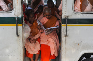 Yangon  Myanmar  Asien  Eine buddhistische Nonne liest Zeitung