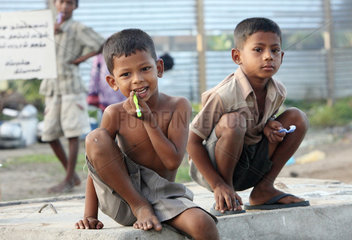 Batticaloa  Sri Lanka  zwei Jungen mit Zahnbuersten in einem Fluechtlingslager
