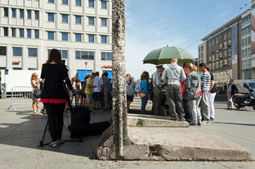 Berlin  Deutschland  Touristen am Potsdamer Platz