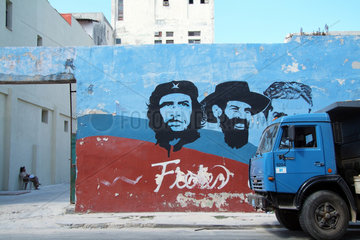 Havanna  Kuba  die Portraits von Che Guevara und Raul Castro an einer Hauswand