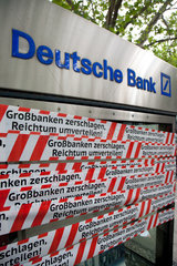 Berlin  Deutschland  Spruchband am Schaukasten einer Filiale der Deutschen Bank AG