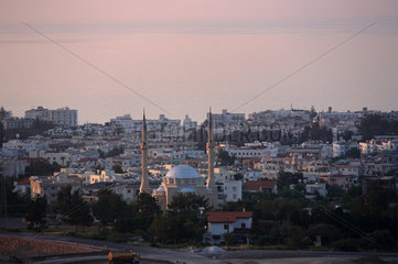 Girne  Tuerkische Republik Nordzypern  Stadtansicht bei Sonnenuntergang