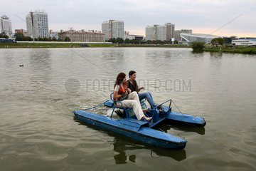 Minsk  Weissrussland  junge Leute fahren Treetboot auf dem Komsomolskoje-See im Stadtzentrum