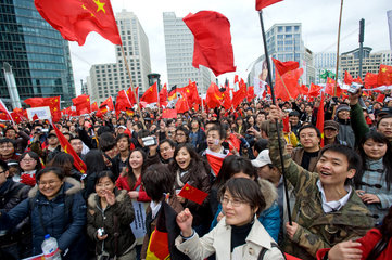 Berlin  Deutschland  Abschlusskundgebung der Pro China Demonstration