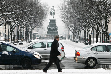 Berlin  Deutschland  Unter den Linden und das Reiterdenkmal Friedrich der Grosse