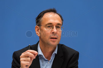 Berlin  Deutschland  Prof. Dr. Andreas Zick anlaesslich einer Pressekonferenz