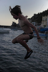 Alicudi  Italien  Junge springt ins Wasser