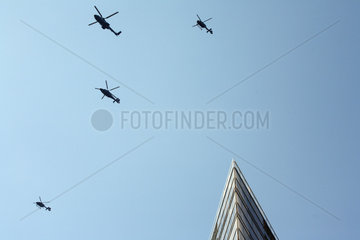 Berlin  Deutschland  Hubschrauber ueber einem Gebaeude am Potsdamer Platz