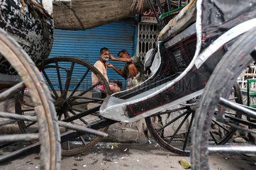 Kolkata  Indien  Asien  Rasur in den Strassen von Kolkata