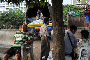 Yangon  Myanmar  Asien  Arbeiter beladen einen LKW mit Reissaecken