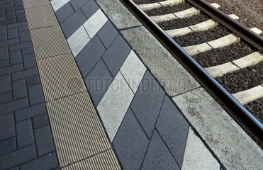 Ludwigslust  Deutschland  Bahnsteigkante mit Blindenleitsystem und Gleis