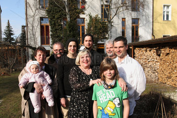 Berlin  Deutschland  Grossfamilie vor ihrem Mehrgenerationenhaus