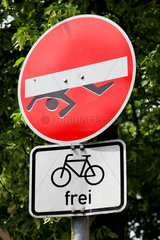 Berlin  Deutschland  veraendertes Schild -Verbot der Einfahrt- von Clet Abraham