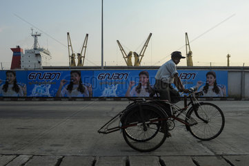 Yangon  Myanmar  Asien  Fahrrad-Rikscha am Containerhafen