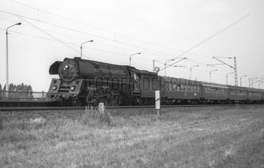 Magdeburg  DDR  die 01 0502 mit Personenzug auf freier Strecke