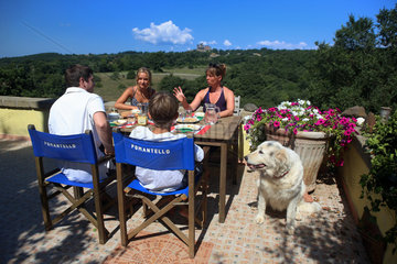 Torre Alfina  Italien  Familie sitzt an einem Tisch auf der Terrasse des Landhaus Pomantello