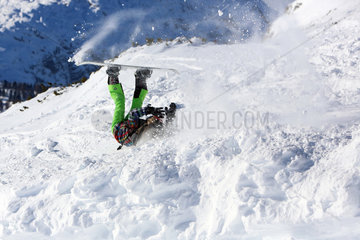 Krippenbrunn  Oesterreich  ein Junge stuerzt beim Snowboarden