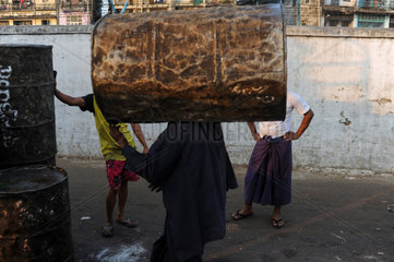 Yangon  Myanmar  Asien  Arbeiter und leere Faesser