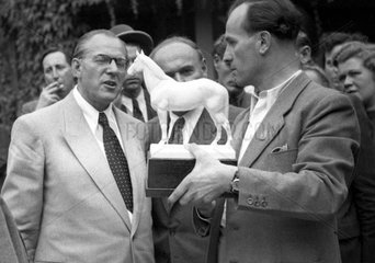 Hoppegarten  DDR  Otto Grotewohl (links)  Ministerpraesident der DDR  schaut sich ein Porzellanpferd an