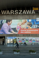 Warschau  Polen  Werbeplakat der PKP Intercity am Hauptbahnhof Warszwa Centralna