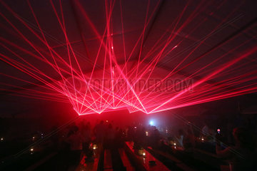 Hamburg  Deutschland  Lasershow in einem Festzelt