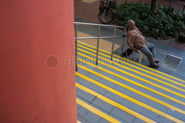 Singapur  Republik Singapur  Mann schlaeft in Chinatown