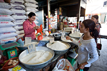 Phnom Penh  Kambodscha  Eine Frau kauft Reis auf einem Markt