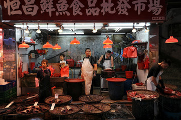 Hong Kong  China  Fischverkaeufer in Mong Kok