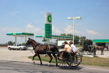 Topeka  USA  Pferdefuhrwerk mit zwei Amish People