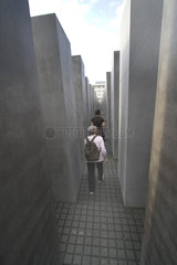 Berlin - Besucher im Holocaust Mahnmal