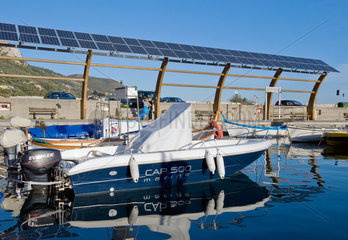 Finale Ligure  Italien  Solaranlage im Yachthafen von Finale Ligure