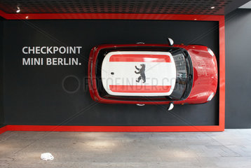 Berlin  Deutschland  ein Mini haengt an der Wand