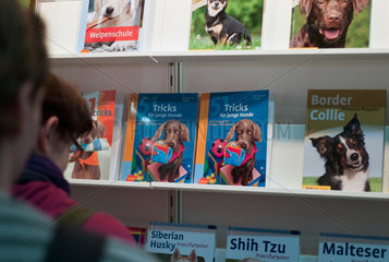 Leipzig  Deutschland  Ratgeber zur Hundeerziehung auf der Leipziger Buchmesse