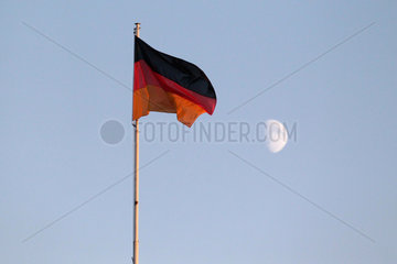 Hoppegarten  Deutschland  Nationalfahne von Deutschland und der Mond