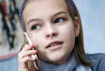 Hamburg  Deutschland  ein elfjaehriges Maedchen telefoniert mit ihrem Handy