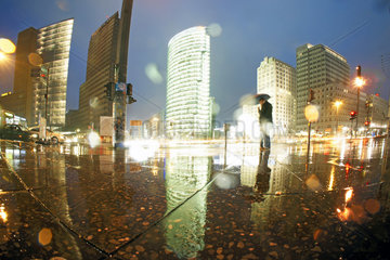 Berlin  Deutschland  Potsdamer Platz bei Nacht und Regen