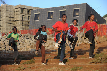 Addis Abeba  Aethiopien  Jugendliche trainieren am Meskel Square