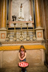 Lissabon  Portugal  ein Kind in der Kirche