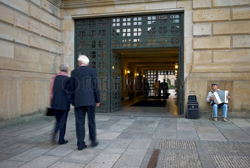 Berlin  Deutschland  Besucher des Konzerthauses und ein Strassenmusikant am Eingang