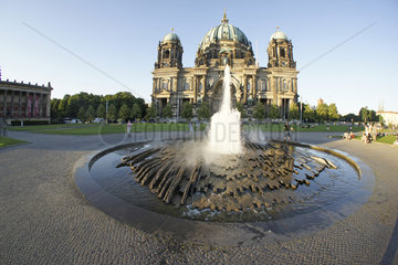 Deutschland  Berlin  Brunnen Berliner Dom und Altes Museum