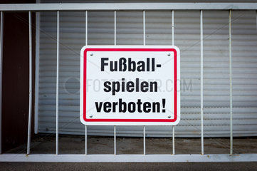 Berlin  Deutschland  Schild an einem Tor: Fussballspielen verboten