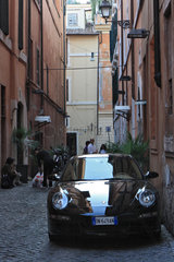 Rom  Italien  Porsche parkt in einer engen Gasse